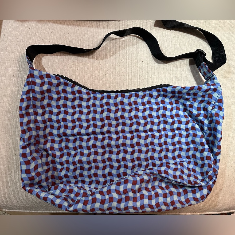 BAGGU large crescent - blue and brown wavy gingham